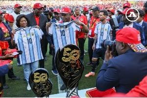 梅西赛前将球衣赠予安哥拉总统，总统回赠他一座纪念奖杯